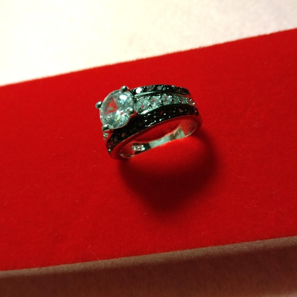 Chic Silver and Green Gemstone Ring